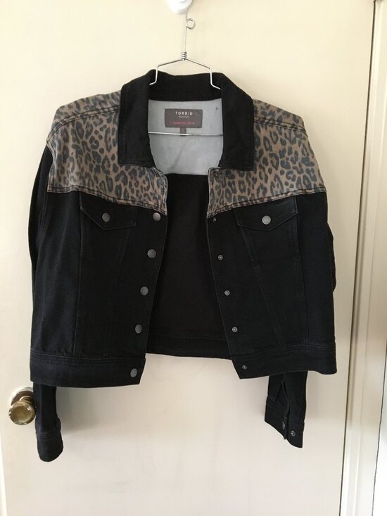 torrid Jackets & Blazers - Torrid Size 2x (18-20) Feel the Fit Black Short Jacket w Leopard Print Accent